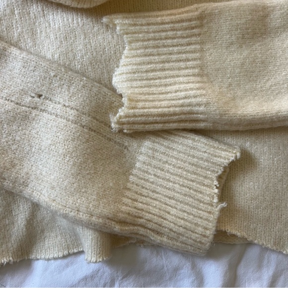 UO Distressed Cropped Sweater - Picture 4 of 4